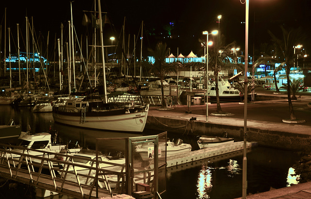 Nacht im Hafen von Funchal - Night in the port of Funchal - Nuit dans le port de Funchal