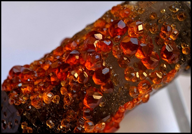 Grenats rouges ,Spessartite, sur Quartz fumé- Fujian Chine