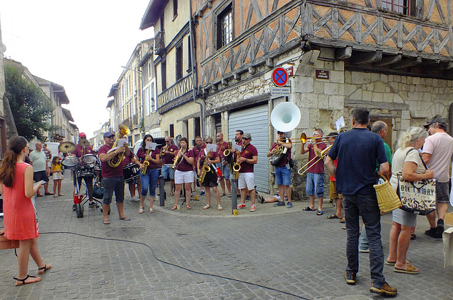 Bandas "In vino véritas" au marché de St Foy la Grande