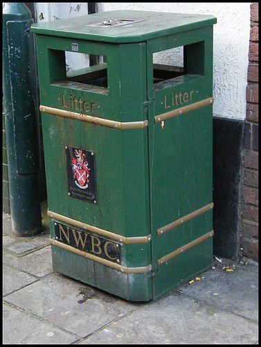 Atherstone green litter bin