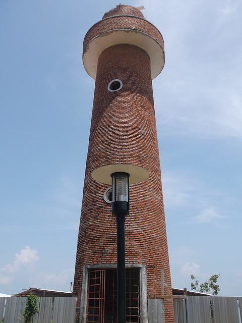 Phare et lampadaire / Lighthouse and lantern