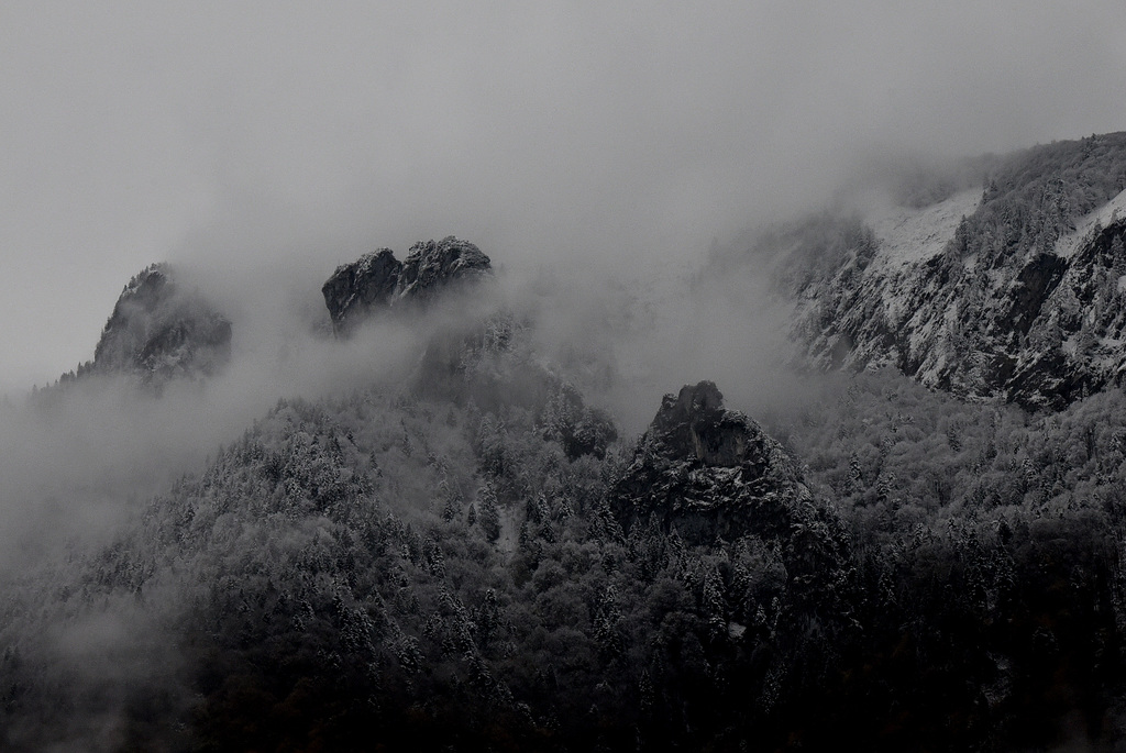 Felsen in Wolken