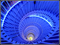 Escalera cruces noche.