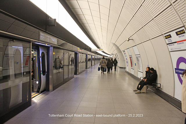 Tottenham Court Road Station - east-bound platform - 25 2 2023