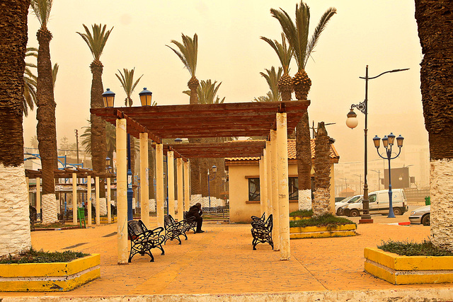 La place d'Arzew par temps de sirocco et vent de sable.