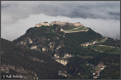 Castel Beseno schwebt vor den Wolken