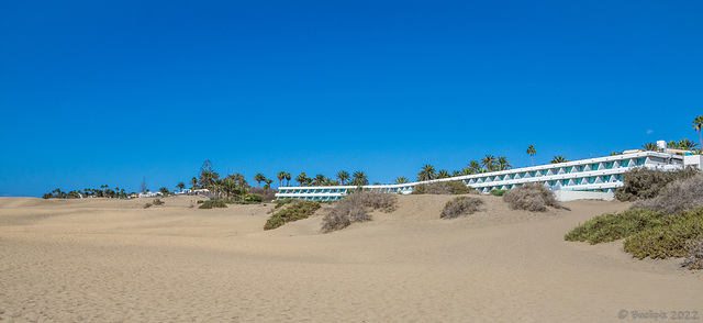 Hotel am Rand der Dünen bei Playa del Inglés (© Buelipix)