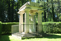 Cénotaphe de Cook - Parc de Jeurre