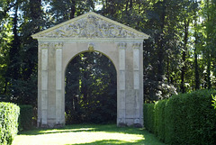 Ancienne porte du Château de St-Cloud - Parc de Jeurre