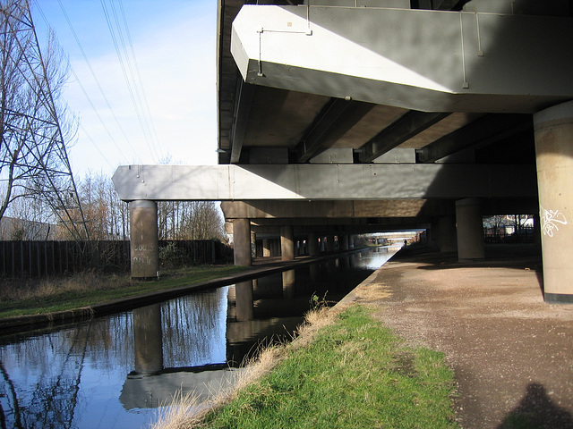 Tame Valley Canal passes under the M6 at Witton, Birmingham (2005)