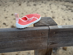 WELCOME TO HFF - START POSTING ON FRIDAY YOUR TIME ZONE--- Monte Gordo,  lost kid's  shoe!