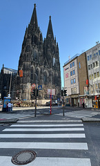 Zum Dom geht man sicher über die Straße  - Köln