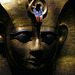 Masque funéraire en or de Ramsès II représenté avec le serpent protecteur