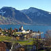 Schloss Spiez am Thunersee, im Hintergrund das Niederhorn (1963 m.ü.M).