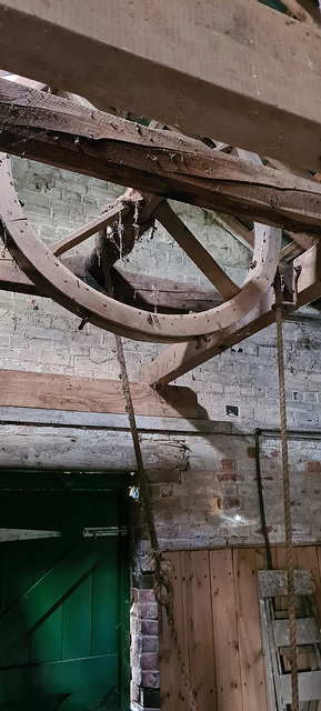 Barn hoist