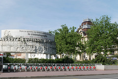 Monument dédié aux frères Lumière et leur maison (l'Institut Lumière)