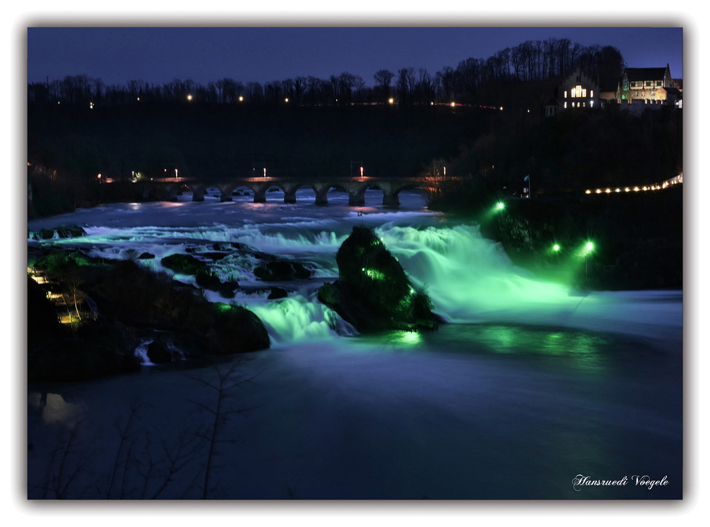 Der Rheinfall Grün beleuchten zu Ehren Irland