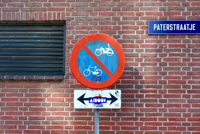 Old trafﬁc sign