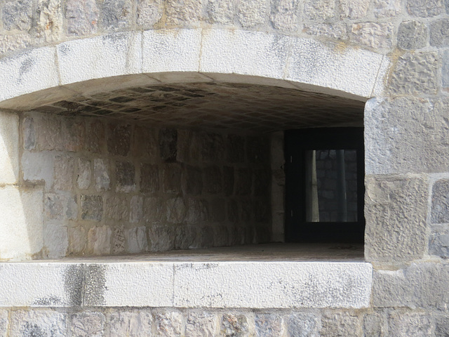 Dubrovnik : épaisseur du mur extérieur.