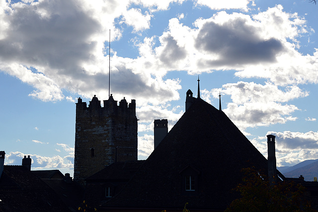 Der Turm der Neuenburg im Gegenlicht