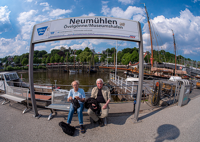 Neumühlen Fähranleger und zwei iperFreunde - HBM