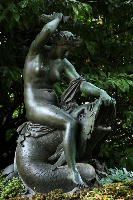 Nymphe tourmentant un dauphin . Bronze de Joseph Félon . Jardin des Plantes de Paris . Nymphe tourmentant un dauphin . Bronze de Joseph Félon . Jardin des Plantes de Paris .