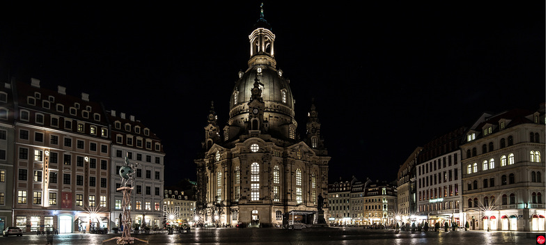 Die Frauenkirche und historische Häuser am Neumarkt
