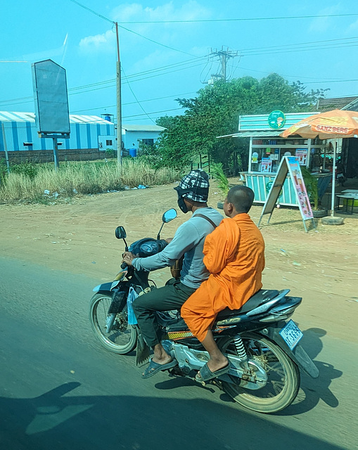 Moine passager sur moto / Monk on motorbike