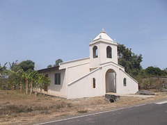 Église blanche à la panaméenne.