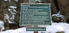 Tafel vor dem Eingang der Zwergenhöhle