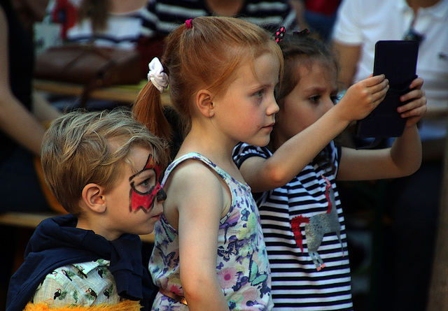 Mon coup de coeur pour ces enfants à l'écoute de la musique bretonne ..