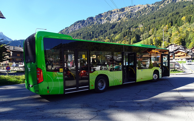 Linienbus wartet auf Fahrgäste in Champéry