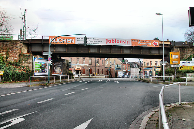 Brücke der Bergisch-Märkischen Eisenbahnstrecke über der Krayer Straße (Essen-Kray) / 16.12.2017