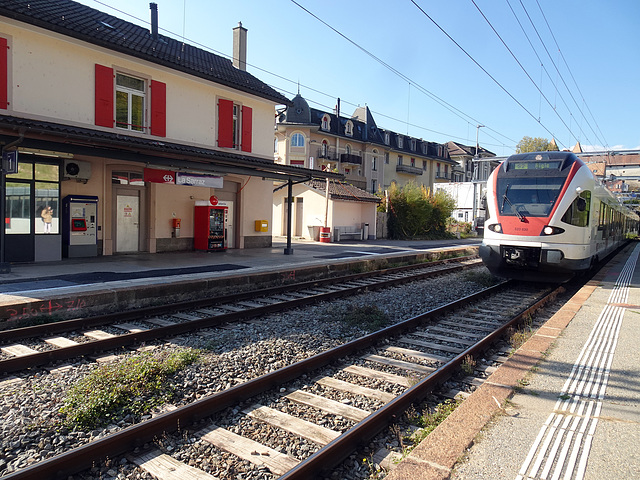 Einfahrt der S2 nach Aigle, im Bahnhof La Sarraz