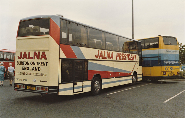 Jalna Coaches 65 (GSV 957) at Ferrybridge Service Area – 10 Sep 1988 (74-9)