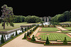 Jardin à la Française  du Château de Maintenon , avec vue sur l'aqueduc inachevé de vauban . .