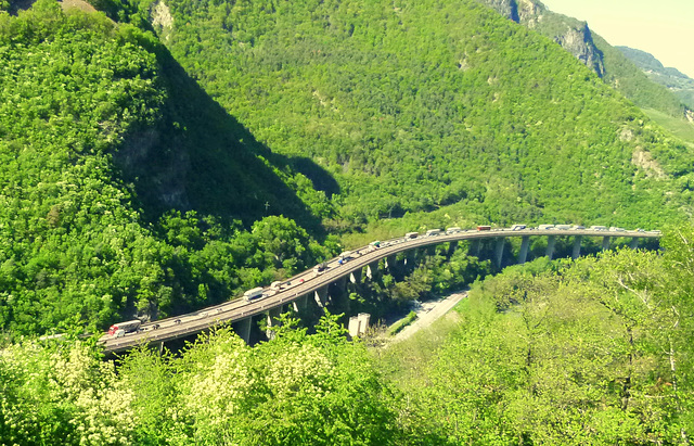 Bergauf-Verkehr in der Nähe von Bozen