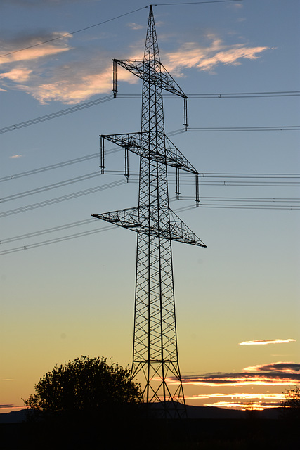 Strommast und Sonnenuntergang