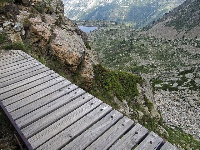 Footbridge over the precipice with a view of the valley