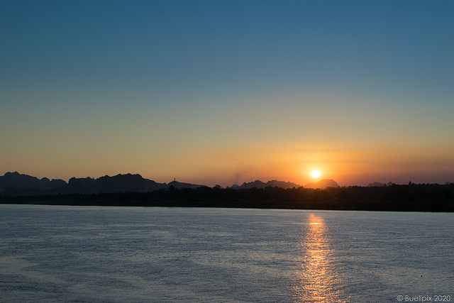 Sonnenuntergang am Saluen (© Buelipix)