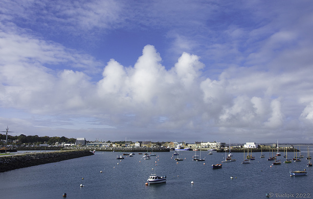 Blick vom East Pier zum Hafen (© Buelipix)