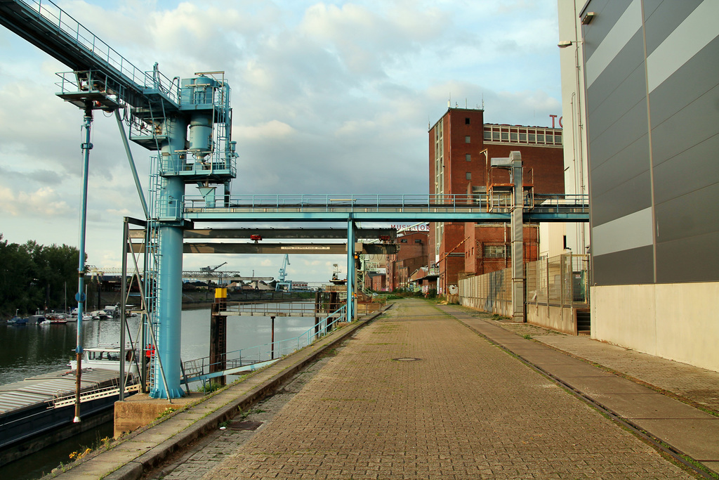 Neben den Mühlenwerken am Hafenbecken C (Düsseldorf-Hafen) / 30.08.2018