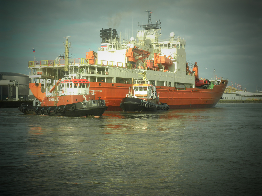 AKADEMIK TRYOSHNIKOV