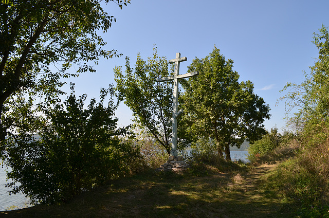 Крест на тропе, идущей вдоль берега Бакотского залива