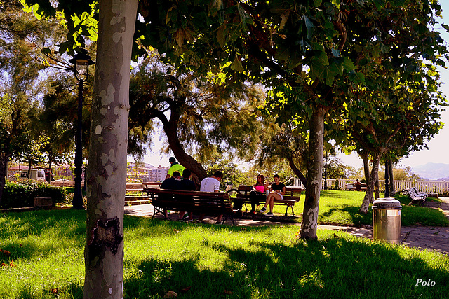 Con calor se está bien a la sombra en el parque