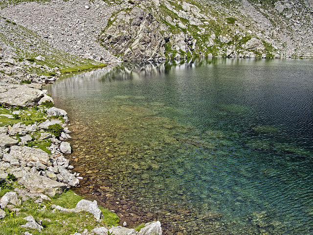 The clear and emerald waters of the upper lake of Lausfer