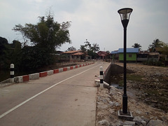 Lampadaire laotien / Laotian street lamp.