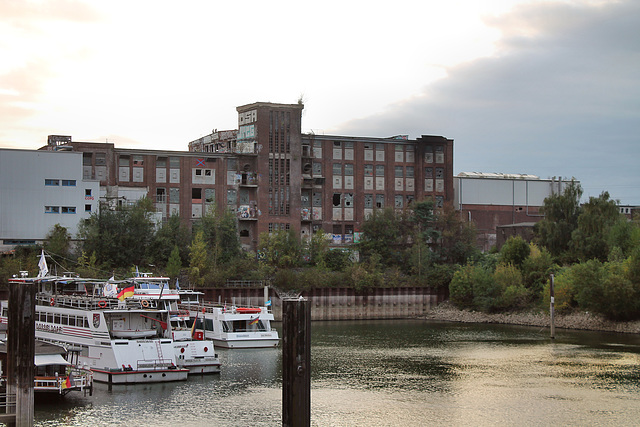 Blick auf die alte Papierfabrik Hermes (Düsseldorf-Hafen) / 29.09.2016