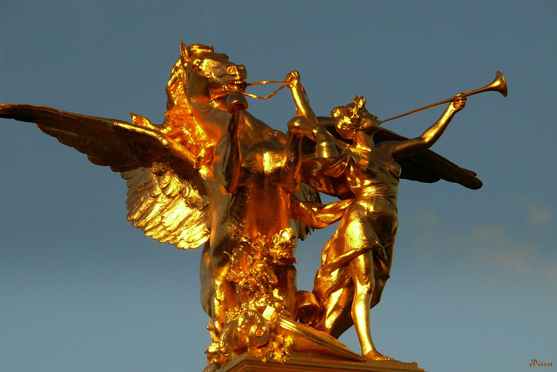 Le dessus d'une des piles du pont Alexandre III