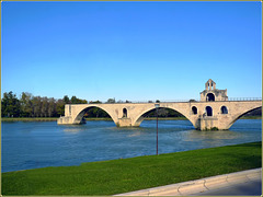 Avignon : il famoso ponte del XII sec. interrotto dalla alluvione del 1669, ora grande attrazione turistica -